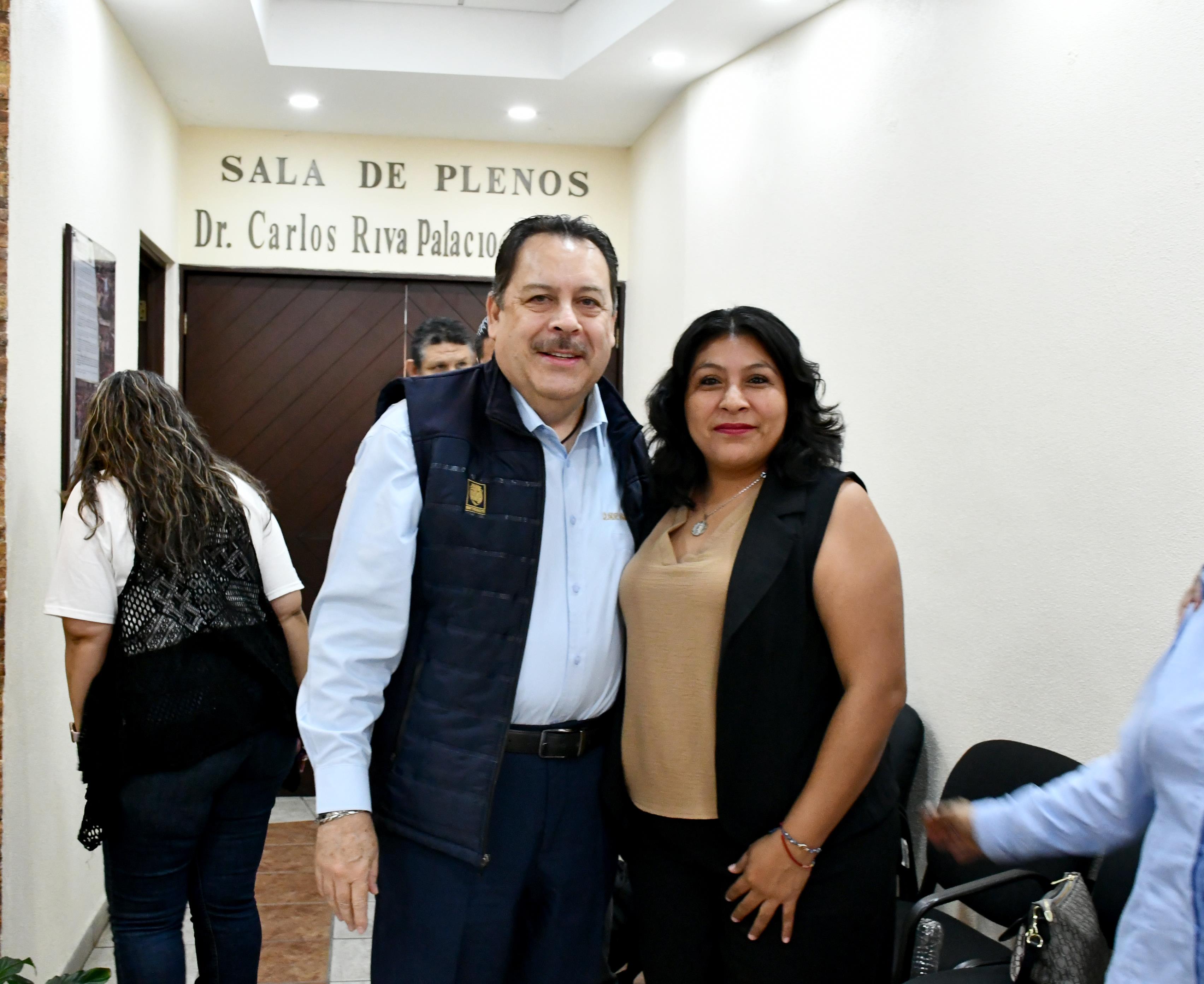 El Químico Roberto Javier Gómez Gómez saluda a integrantes del Comité Nacional Electoral y Secretarios Generales 